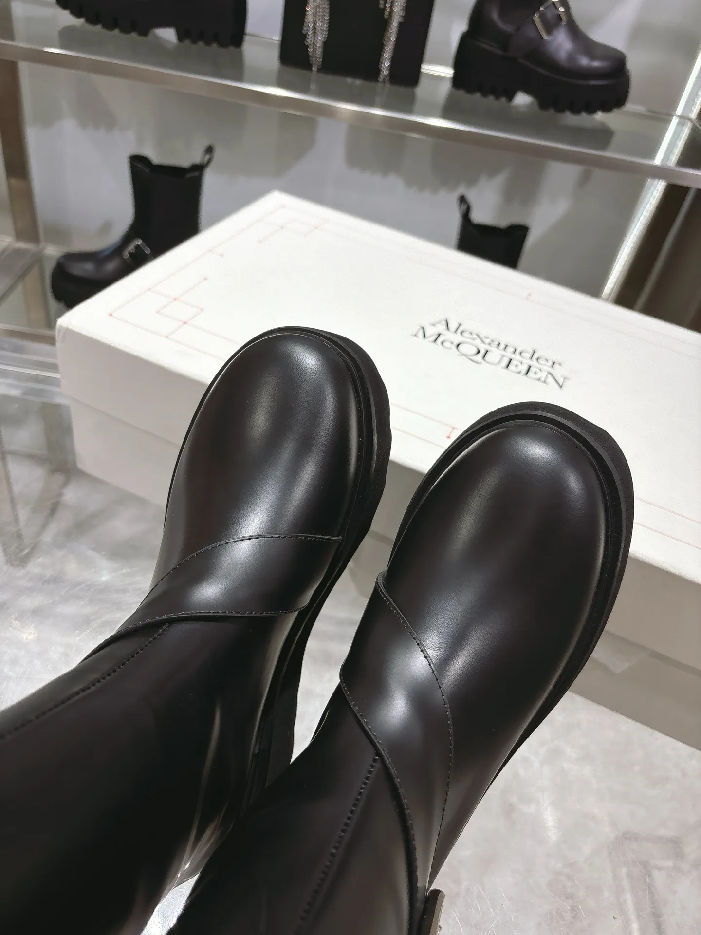 👟👟Ex-factory price 1000👟👟 The official website is synchronized with MCQUEEN/McQueen 2025 autumn and winter Sofa Chelsea boots. Silver metal buckle on the side of the shoe. Equipped with light flange and several layers of combined outsole. 6 cm thickness. Heel pull-on process. Black calfskin fabric. Women 35-40.